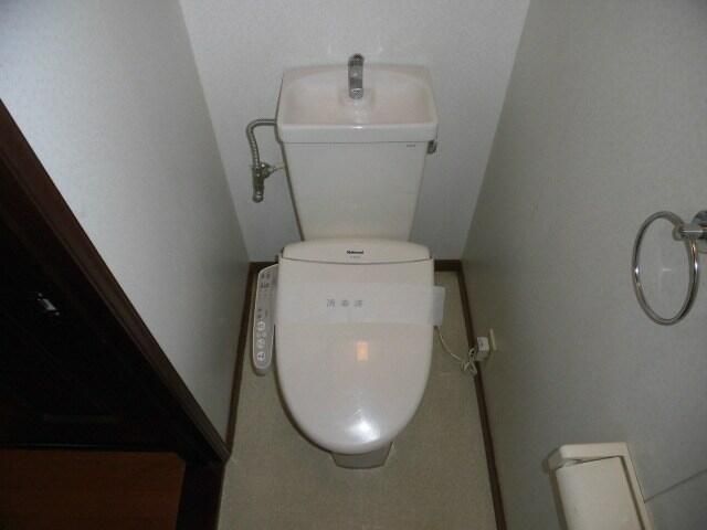 トイレ　落ち着いた色調のトイレです