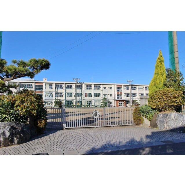 小学校　鶉小学校　　　０２（小学校）まで1240m