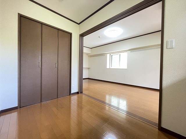 その他部屋・スペース　西向き洋室3.4帖☆クローゼットがあります♪お洋服がスッキリ