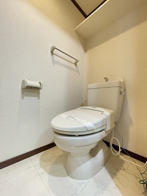 トイレ　トイレは温水洗浄便座付き♪人気のバストイレ別です☆小物を置け