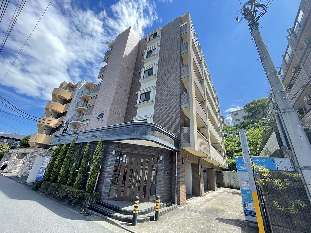 建物外観　小田急線「生田」駅まで徒歩4分！楽器OK！楽器が弾けちゃうマ