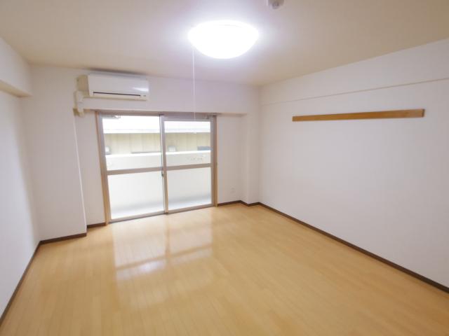 アイリスハイツ8号館の居間写真