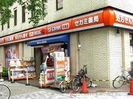 ドラックストア　ドラッグセガミ江坂店（ドラッグストア）まで202m