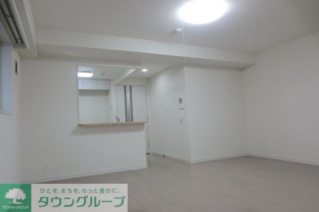 居室・リビング　対面キッチンでフローリング貼りの高級感あるお部屋です。