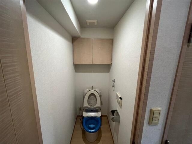 トイレ　落ち着いた色調のトイレです