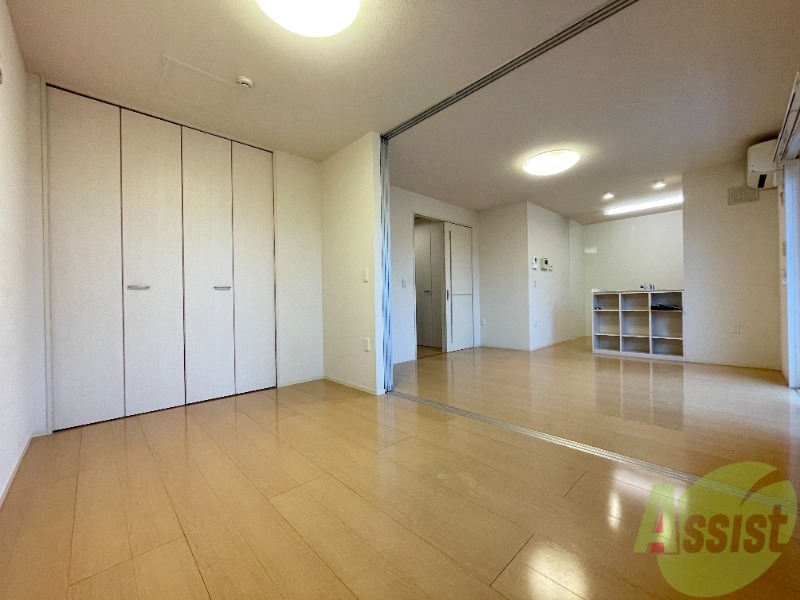 その他部屋・スペース　別の角度から洋室を撮影しました。落ち着きのある空間です。