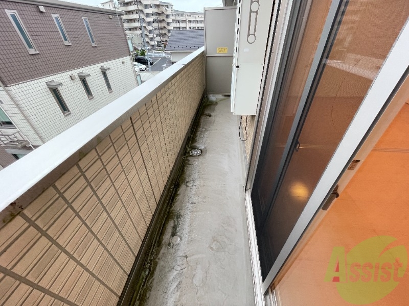 バルコニー　バルコニー。洗濯物がはかどりそうな広さがありますよ。