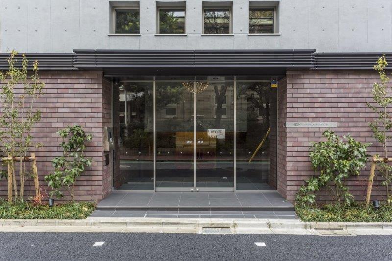 エントランス　落ち着いたエントランスです