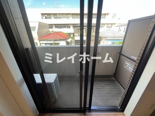 バルコニー　同建物内別のお部屋の参考写真になります。