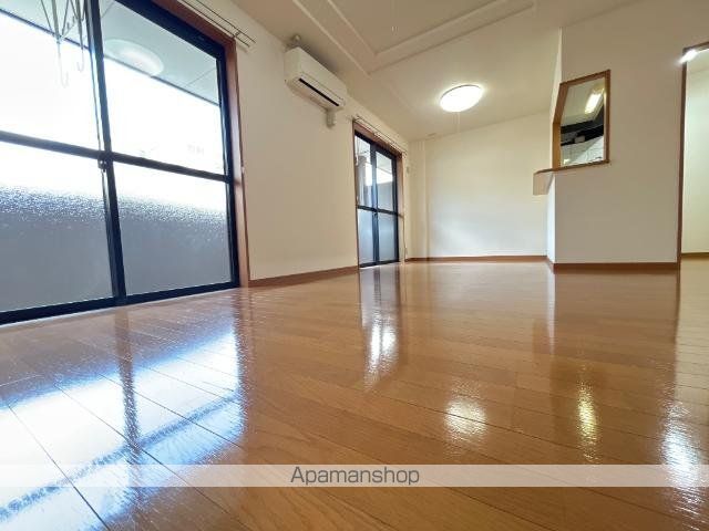 Grand Field 弐番館の居間写真