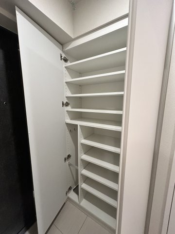 玄関　※別部屋の参考写真です。