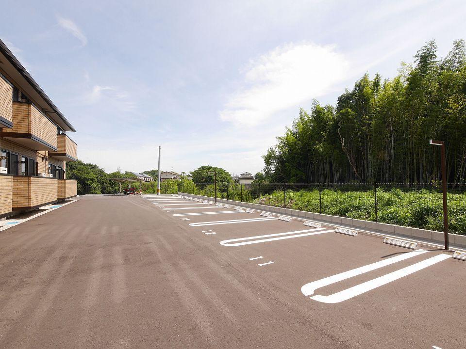 エントランス　広くて停めやすい駐車スペース♪