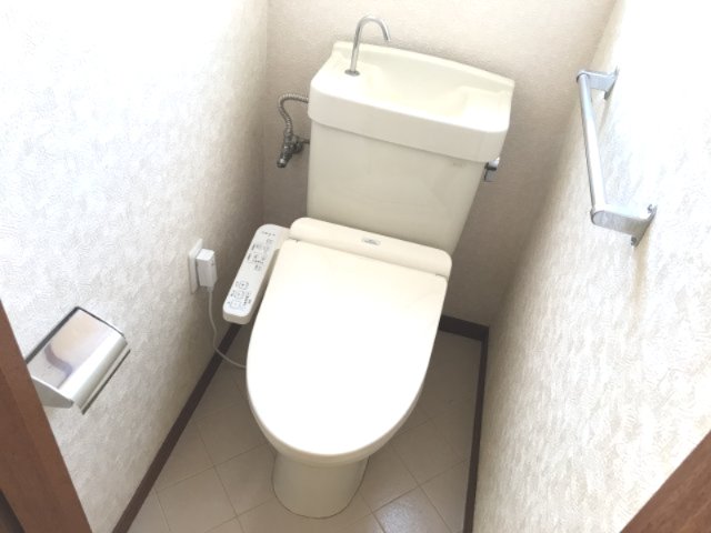 トイレ　クリーニング前につき、前回募集時のお写真です。