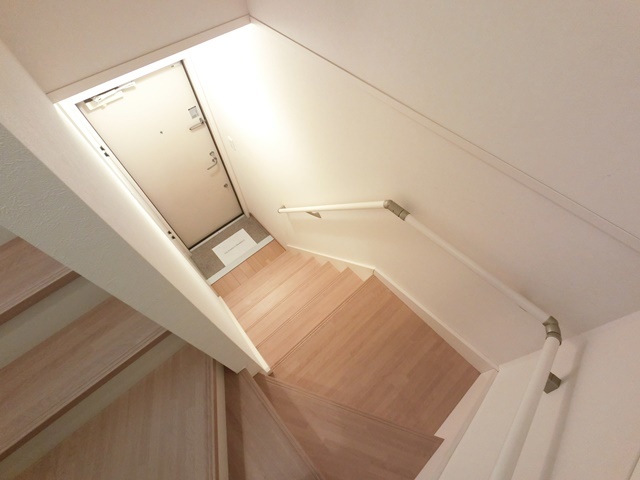 玄関　専用階段でお部屋へ♪