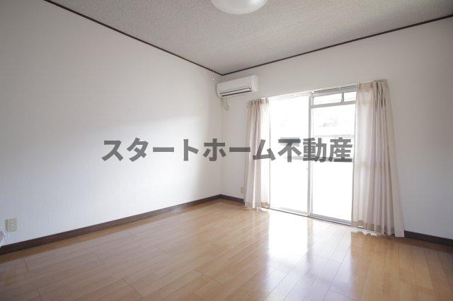 居室・リビング　こちらの居間で趣味の時間をお楽しみください
