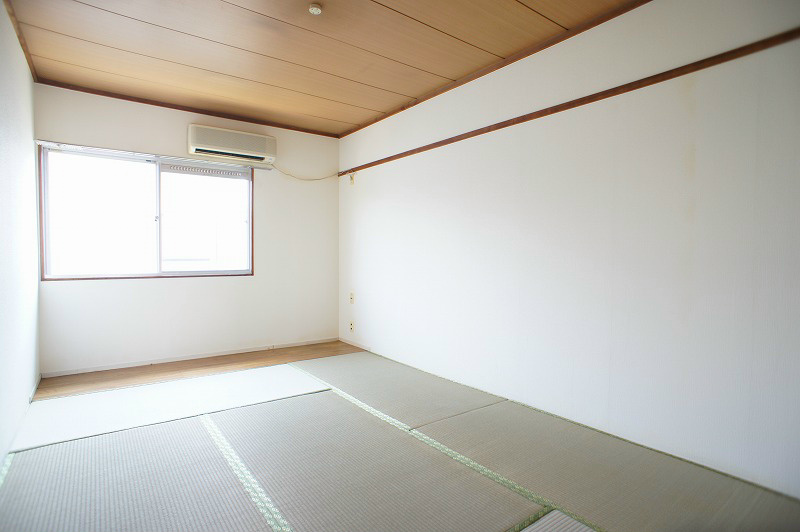 居室・リビング　エアコン、収納付の和室です。
