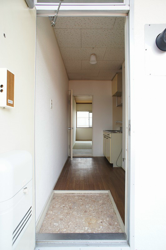 玄関　玄関脇にユニットバス、奥にキッチンがあります。