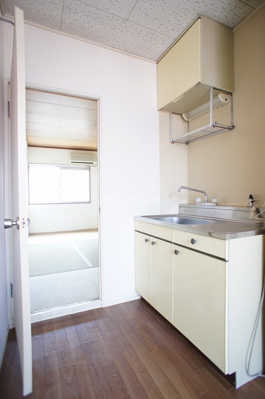 キッチン　上下に収納が充実しています。