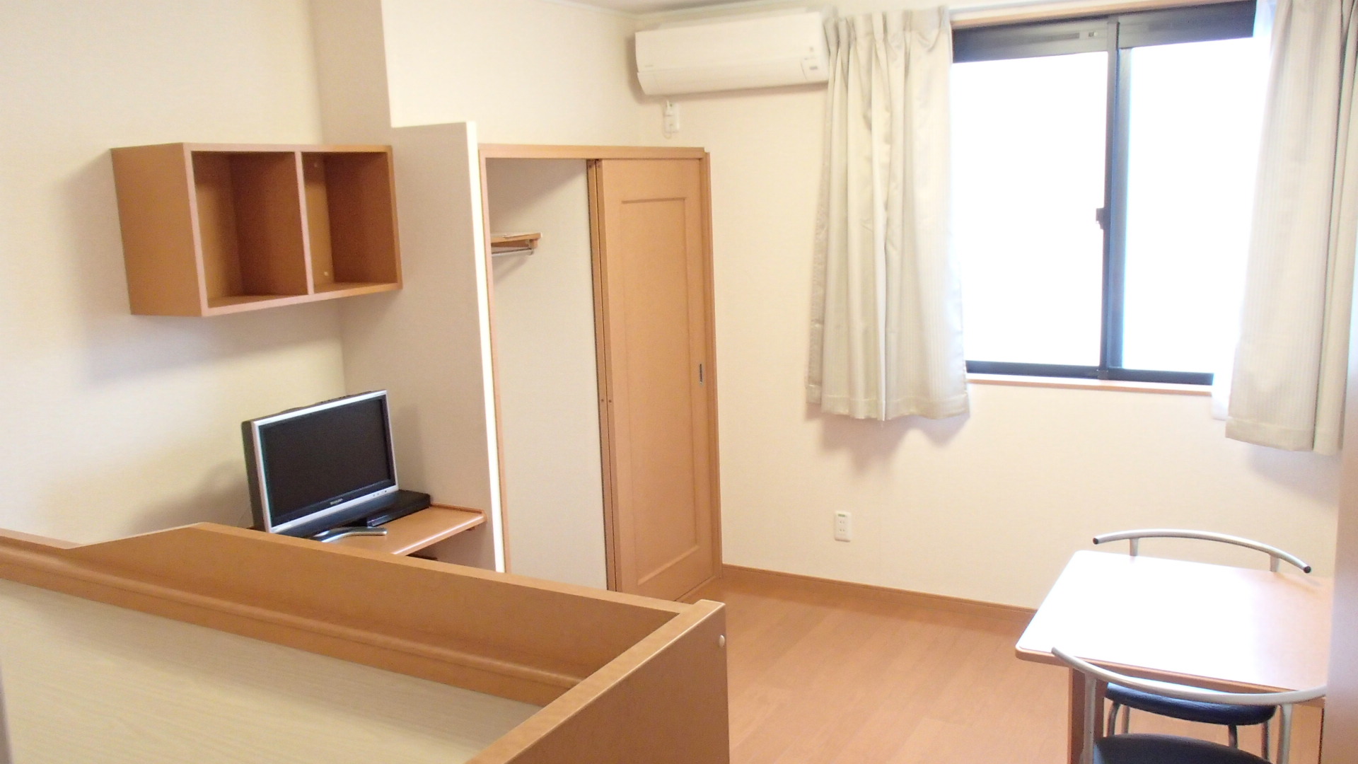 居室・リビング　1Fはフローリング、2Fはカーペット敷き