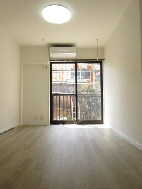 居室・リビング　南向き角部屋、出窓もあり明るいお部屋です