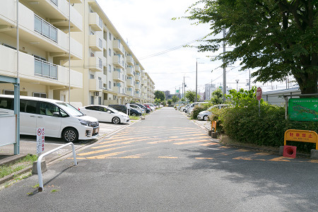 【公社賃貸SMALIO ペア島本江川の駐車場】