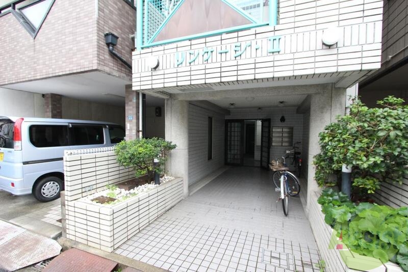 【神戸市兵庫区塚本通のマンションのエントランス】