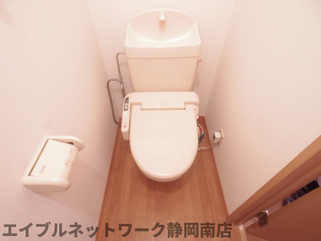 トイレ　落ち着いた色調のトイレです