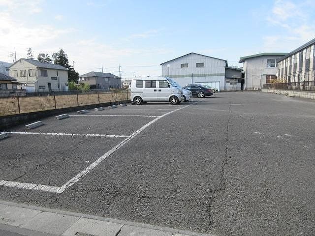 【深谷市西大沼のアパートの駐車場】