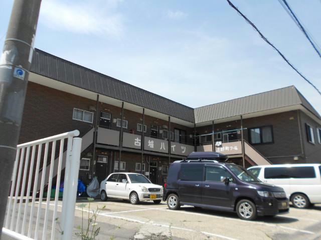 函館市上野町のアパートの建物外観