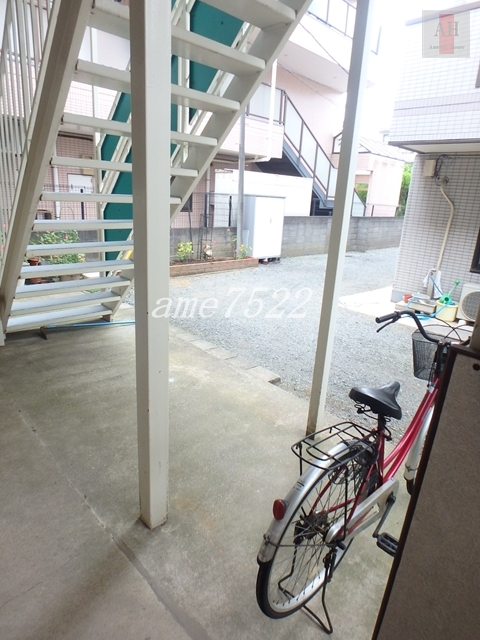 その他共有部分　●階段下に自転車が置けます。