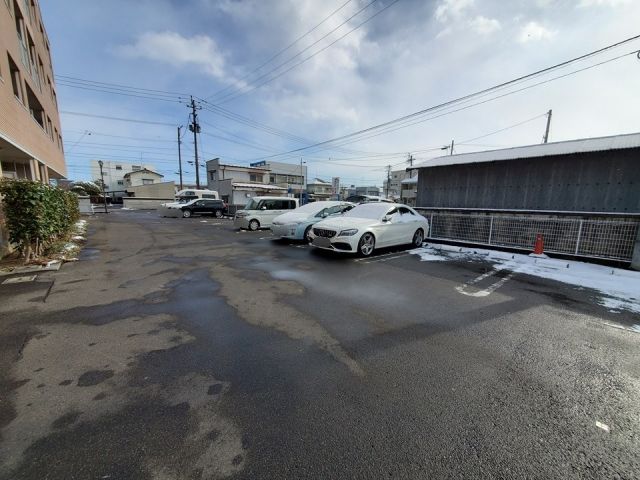 【柴田郡柴田町船岡中央のマンションの駐車場】