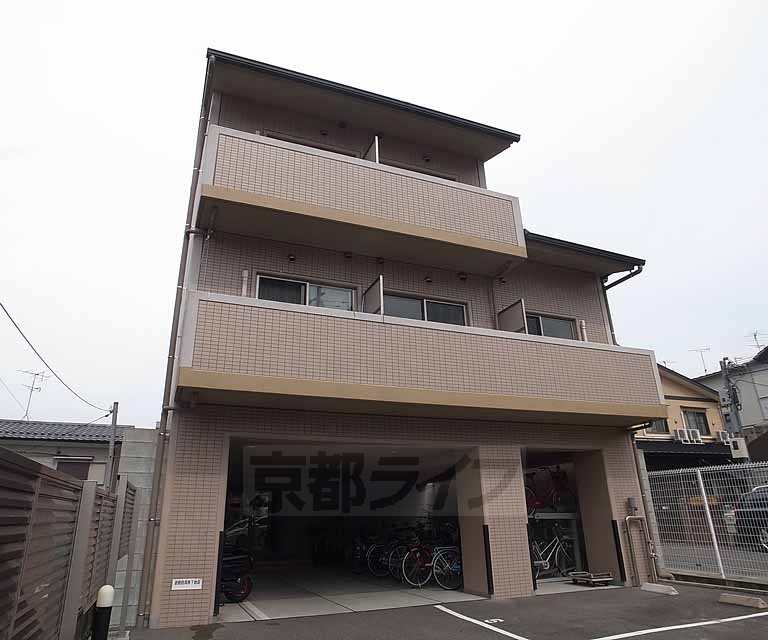 京都市山科区小山鎮守町のマンションの建物外観