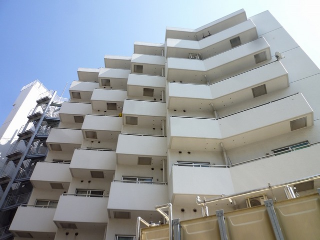横浜市中区山下町のマンションの建物外観