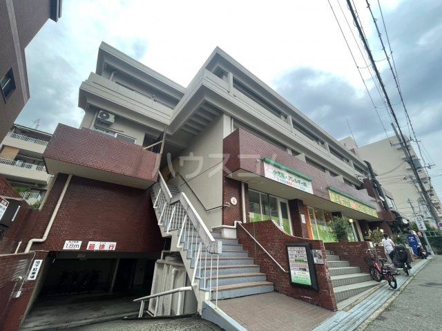 緑地八番館の建物外観