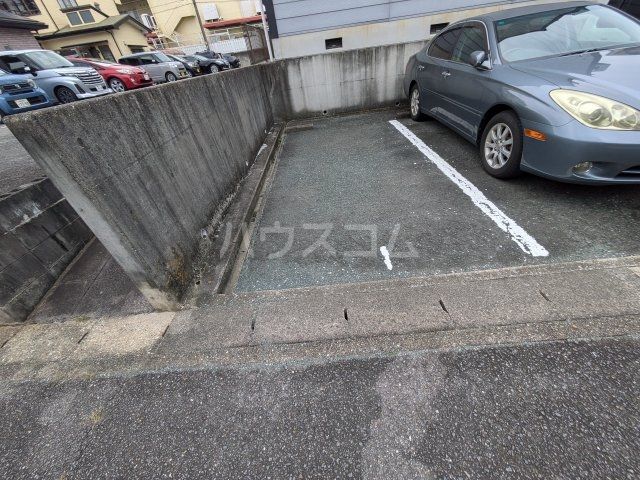 【ファミール的場の駐車場】