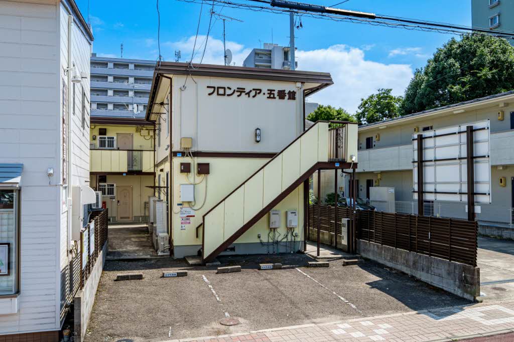 仙台市宮城野区原町のアパートの建物外観