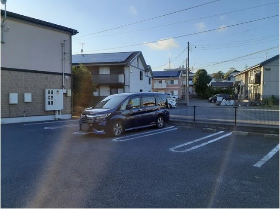 【メゾンヒルズ・モトミヤの駐車場】