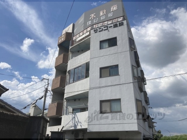 八幡市八幡土井のマンションの建物外観