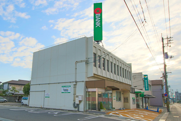 【岡山市東区西大寺中野のアパートの銀行】