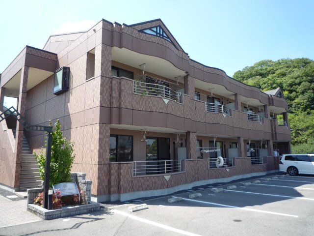 福山市駅家町大字近田のアパートの建物外観