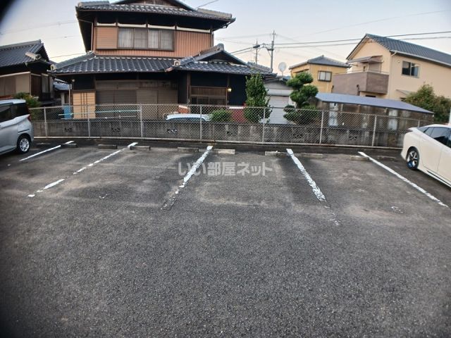 【紀の川市打田のマンションの駐車場】