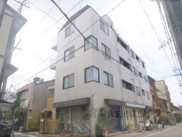 京都市東山区小松町のマンションの建物外観