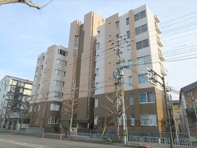 京都市右京区嵯峨新宮町のマンションの建物外観