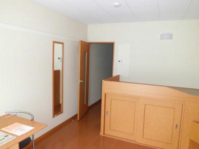 居室・リビング　姿見・ベッド・机など、素敵な設備が一杯です。