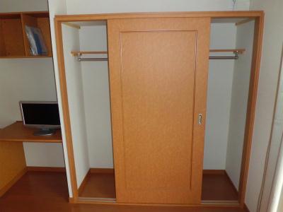 収納　ハンガーバー付。服をたくさん収納できます。