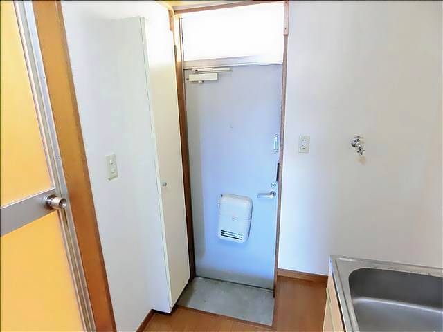 玄関　（参考写真）下駄箱付きの玄関で靴を収納できます。