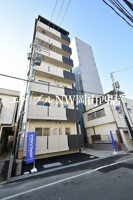 【岡山市北区天瀬のマンションの建物外観】