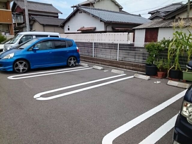 【和歌山市狐島のアパートの駐車場】