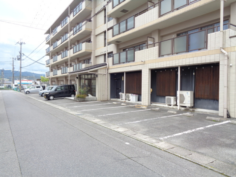 【甲賀市水口町虫生野中央のマンションの駐車場】