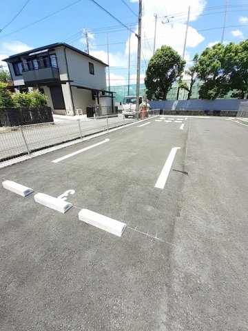 【高知市鴨部のアパートの駐車場】